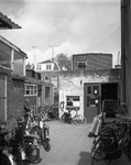 56924 Afbeelding van de fietsenreparatiewerkplaats van rijwielhandel R.van Ekeris (Gansstraat 36) te Utrecht uit het ...